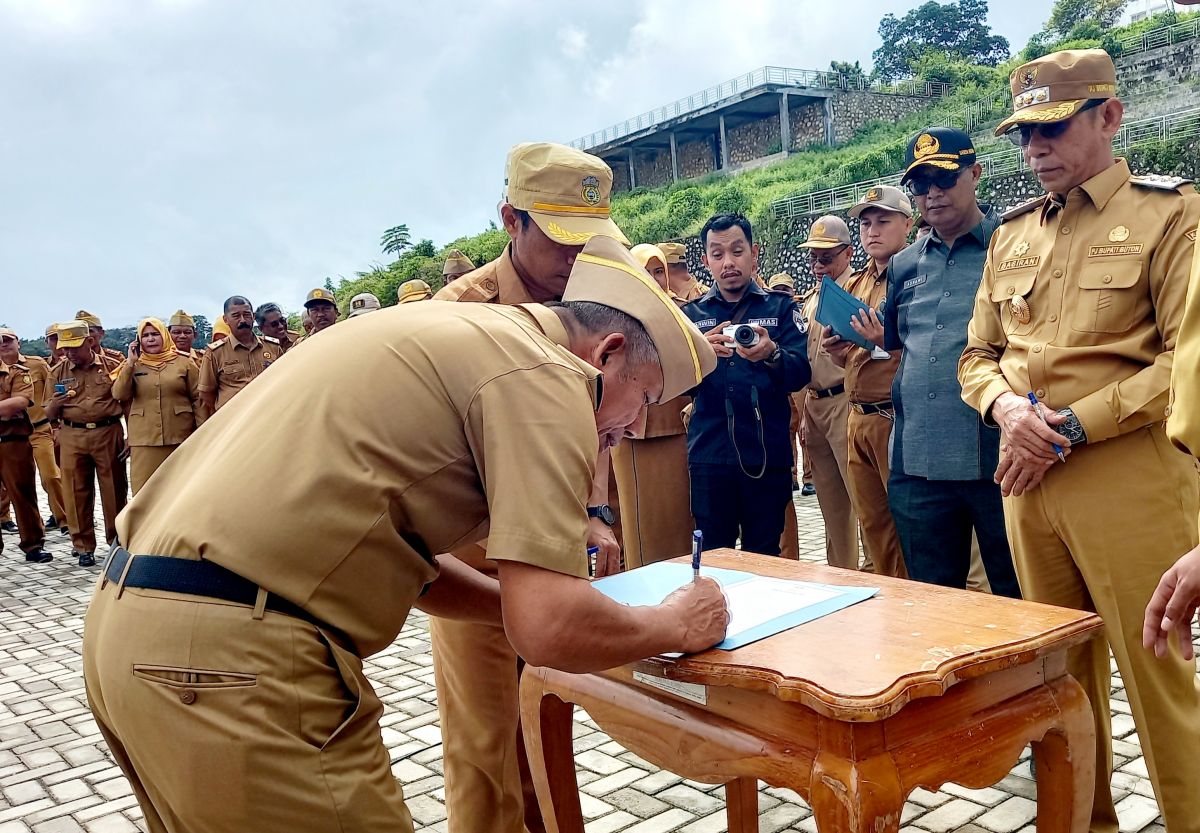 Pimpin Apel Perdana, Pj Bupati dan Kadis Tandatangani Pakta Integritas