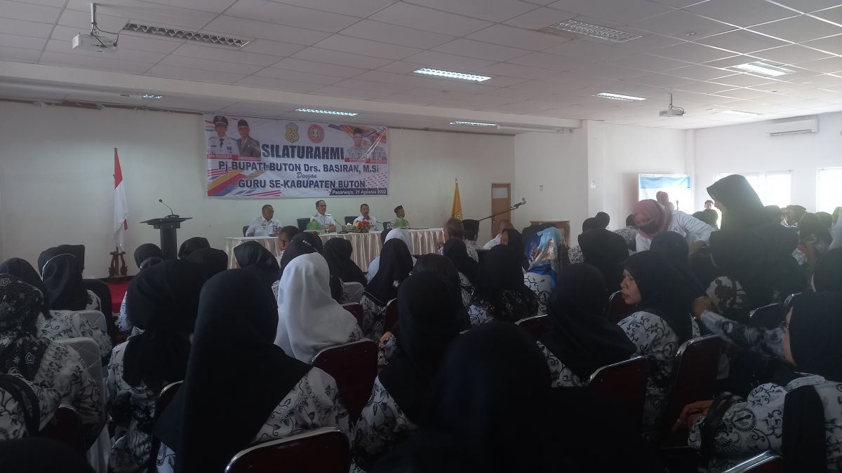 Ratusan Guru Antusias Silaturahim dengan Pj Bupati Buton