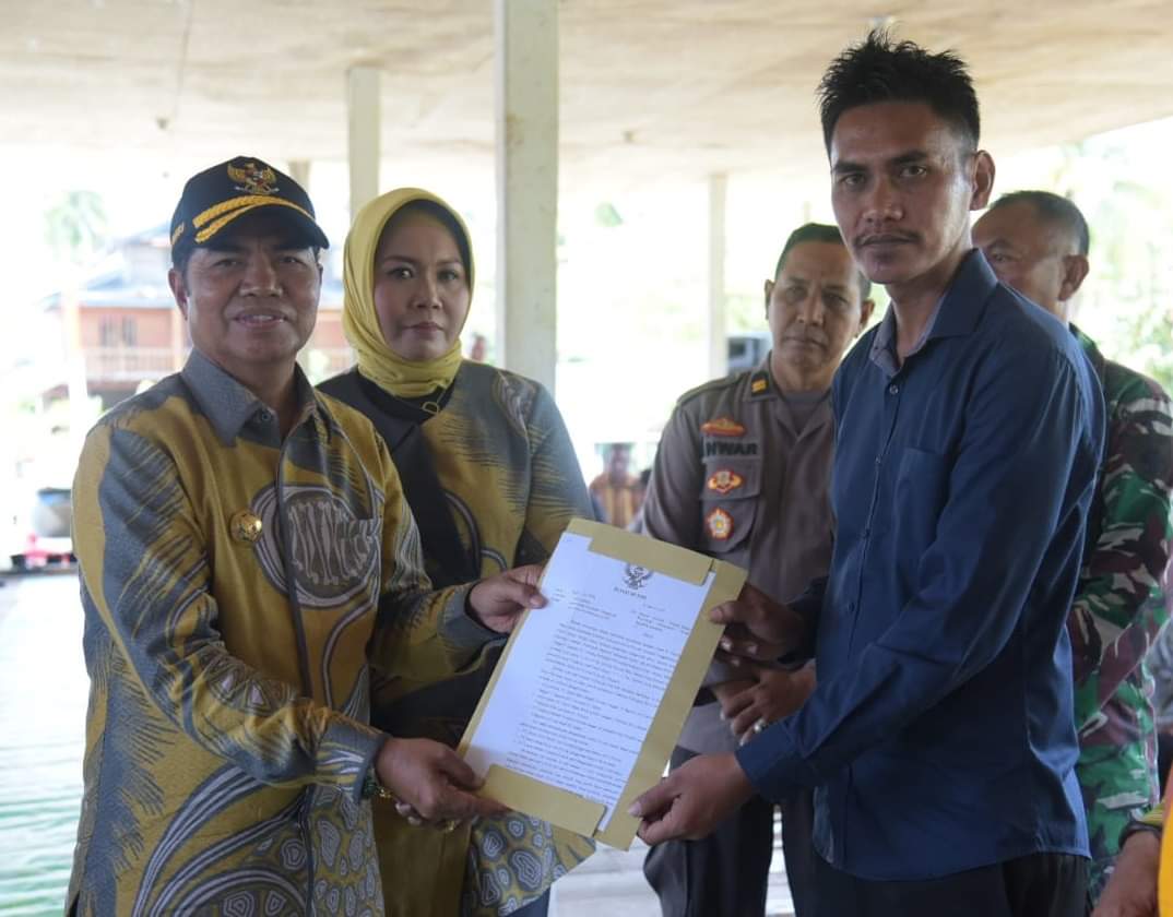 Bupati Buton Serahkan SK Penurunan Status Hutan