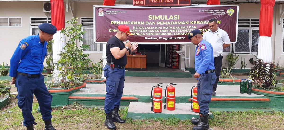 Antisipasi Kebakaran, KPU Baubau Gandeng DKP Gelar Simulasi Kebakaran