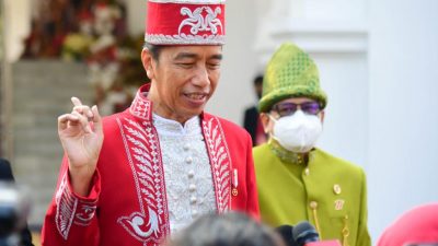 Arti Pakaian Adat Dolomani yang Dikenakan Presiden RI
