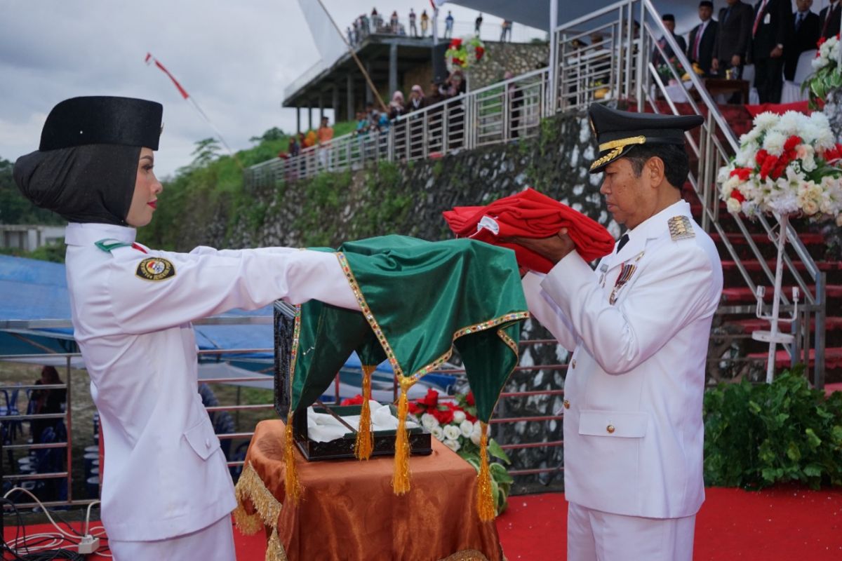 Bupati Jadi Irup Upacara Penurunan Bendera Merah Putih