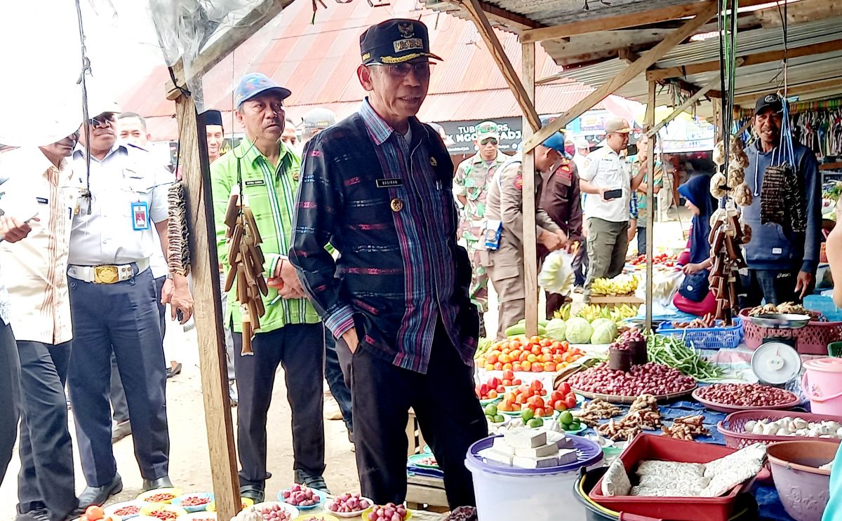 Sidak di Pasar, Pj Bupati Sebut Harga Bawang Turun, Telur Naik!