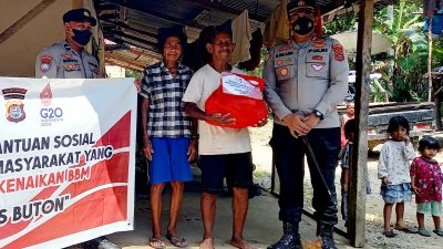 Polres Buton Berikan Bansos ke Warga Terdampak Kenaikan BBM