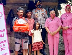 Senangnya Warga Tembe Dapat Bantuan dari Kapolres Buton, Usai Terdampak BBM Naik