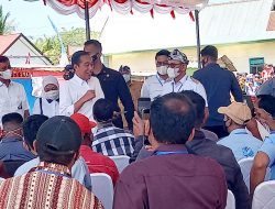 Tiba di Buton Presiden Jokowi Serahkan BLT, :”Jangan Dibelikan Baju Baru”