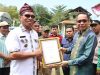 Kunker, Pj Bupati Beri Penghargaan Kepada Kades Inovatif di Siotapina
