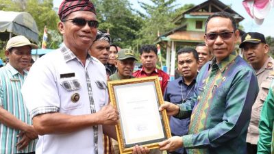 Kunker, Pj Bupati Beri Penghargaan Kepada Kades Inovatif di Siotapina