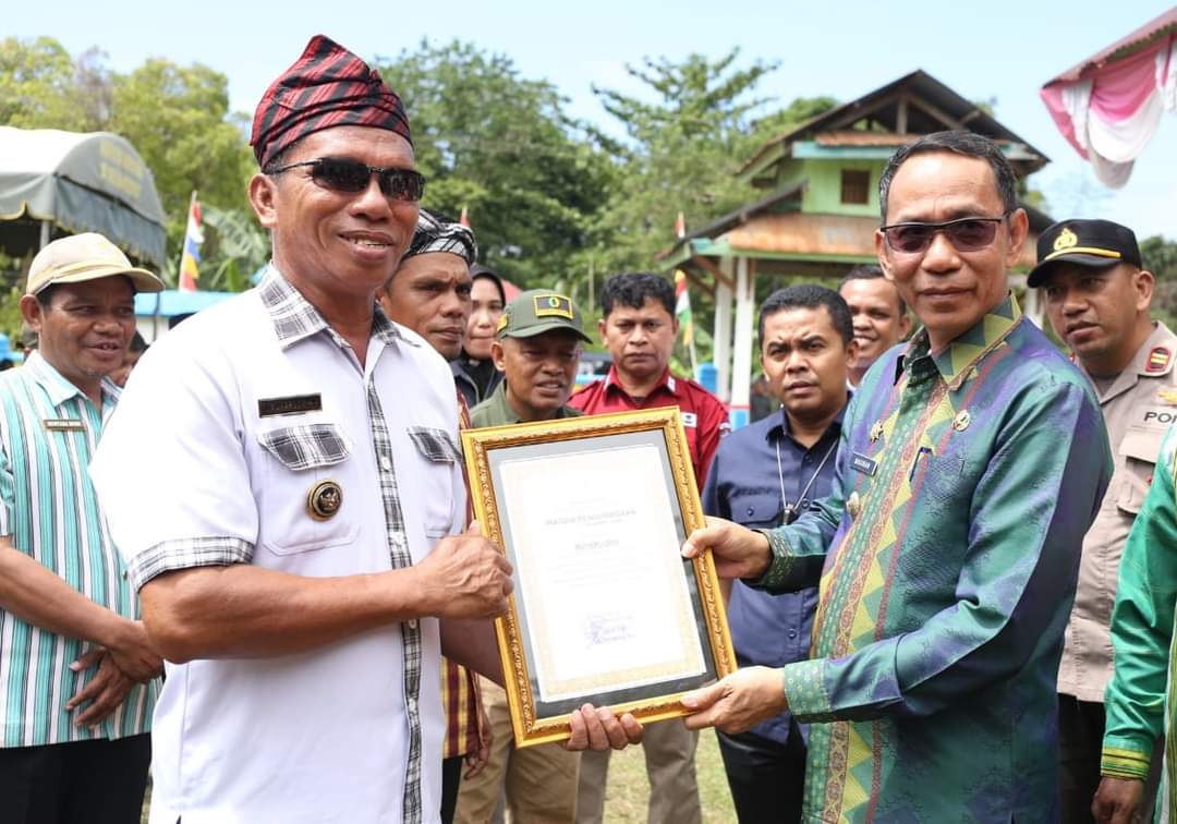 Kunker, Pj Bupati Beri Penghargaan Kepada Kades Inovatif di Siotapina