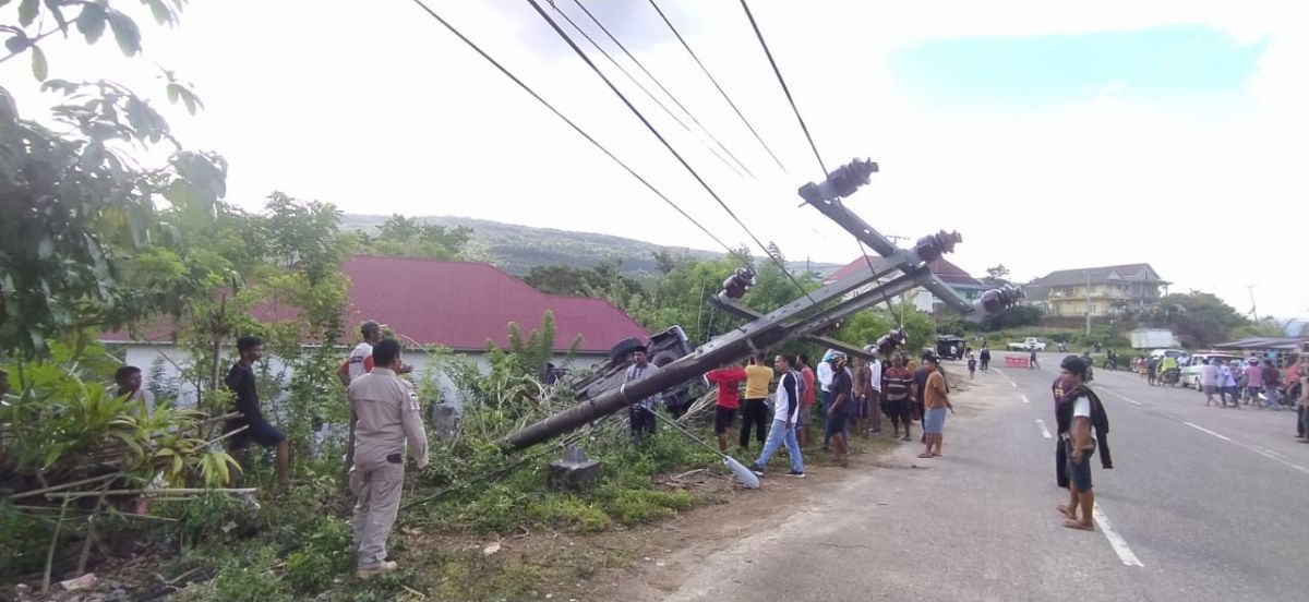 Tabrak Tiang Listrik, Mobil Kepala Bappeda Buton Ringsek