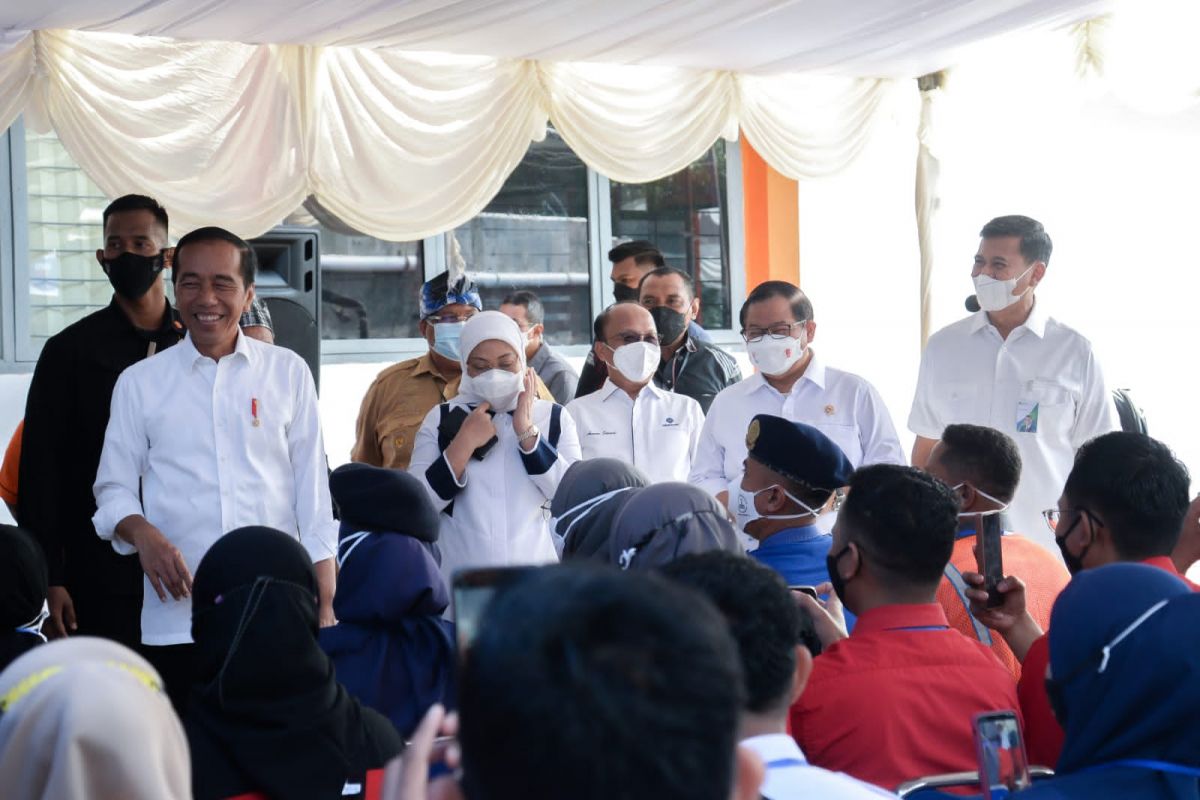 Presiden Serahkan BSU Bagi Peserta BPJS Ketenagakerjaan Di Baubau dan Buton
