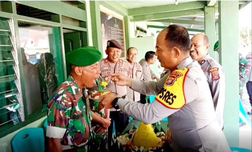 Sinergitas TNI-Polri, Kapolres Buton Beri Kejutan di HUT TNI ke-77