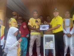 Terima Hadiah Motor dari Ketua DPD Golkar, Petani Ini Senang Bukan Kepalang