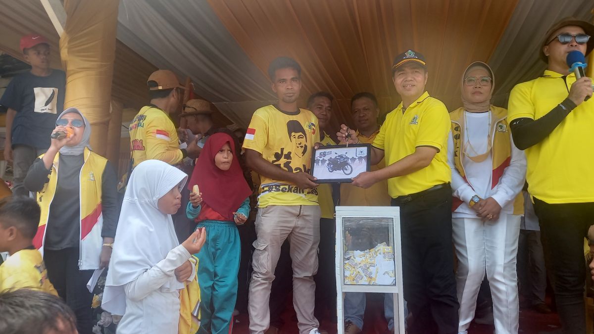 Terima Hadiah Motor dari Ketua DPD Golkar, Petani Ini Senang Bukan Kepalang