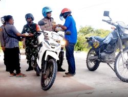 Jumat Berkah, Polsek Wabula bersama Bhabinsa Berbagi Makanan