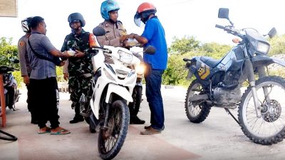 Jumat Berkah, Polsek Wabula bersama Bhabinsa Berbagi Makanan