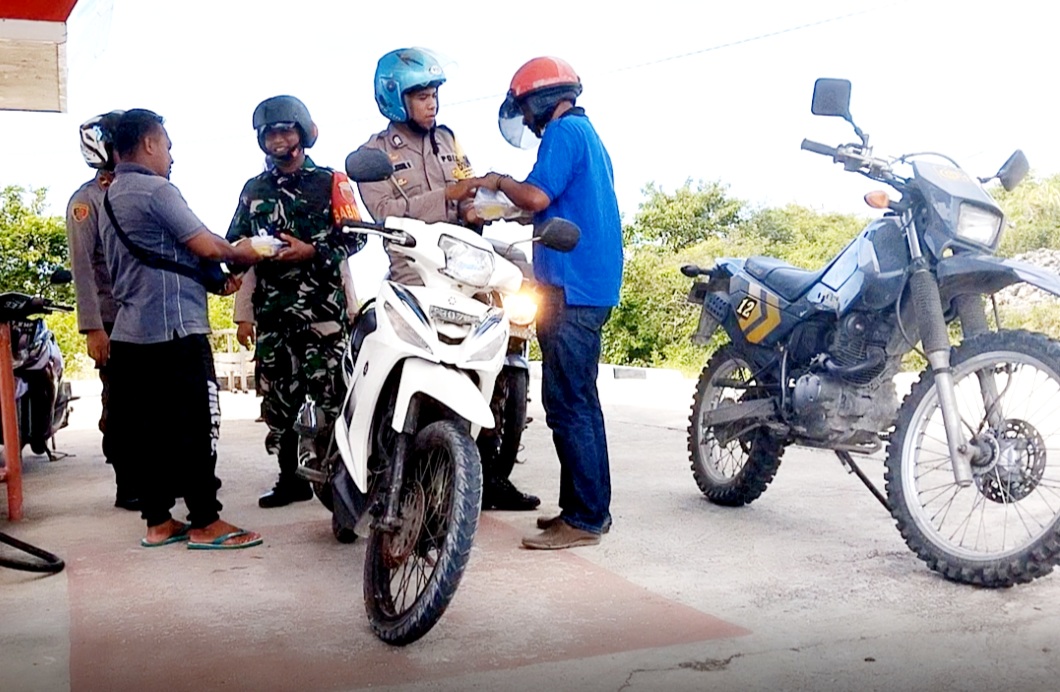 Jumat Berkah, Polsek Wabula bersama Bhabinsa Berbagi Makanan