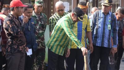 Pj Bupati Buton Serahkan Bantuan dan Letakan Batu Pertama KAT di Lasalimu
