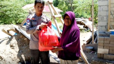 Dampak BBM Naik, Polres Buton Beri Bantuan 250 Paket Sembako ke Warga