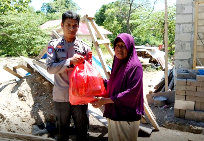 Dampak BBM Naik, Polres Buton Beri Bantuan 250 Paket Sembako ke Warga