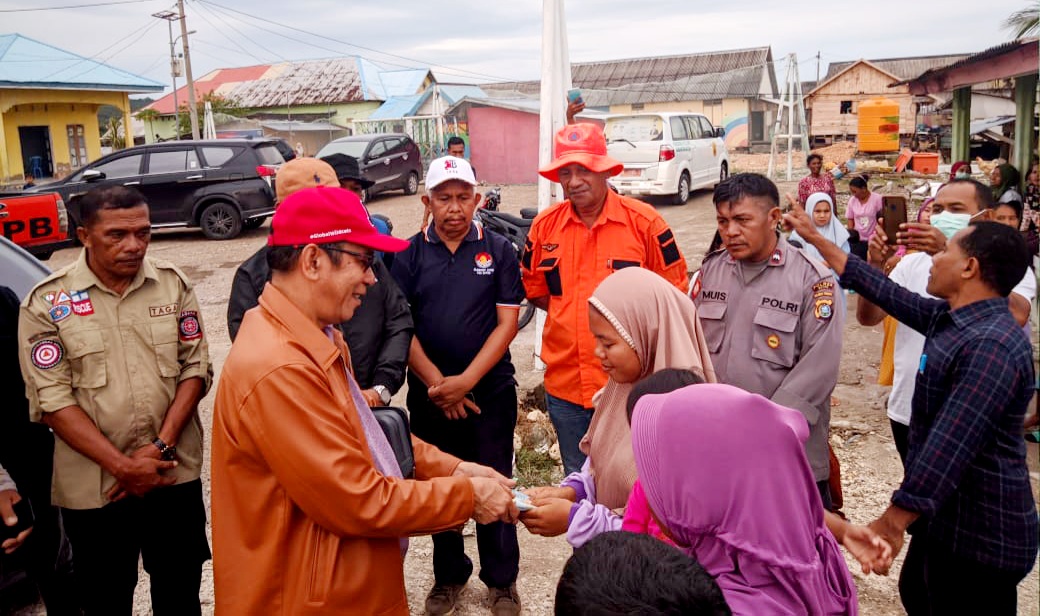 Rumah Roboh Diterjang Angin Kencang dan Hujan, Basiran Tinjau Langsung dan Beri Bantuan
