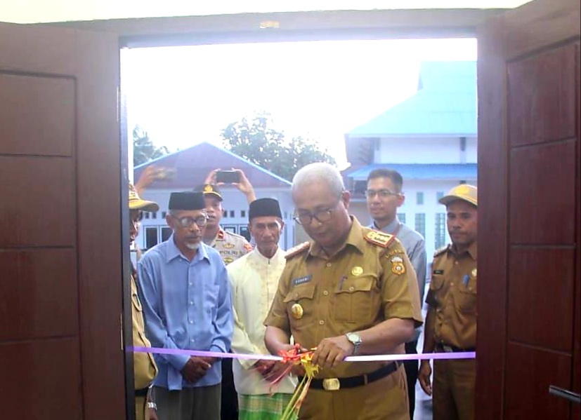 Sekda Buton Terima Bantuan CSR Bank Sultra dan Resmikan Kantor Desa Wasuemba Sekda Buton Terima Bantuan CSR Bank Sultra dan Resmikan Kantor Desa Wasuemba