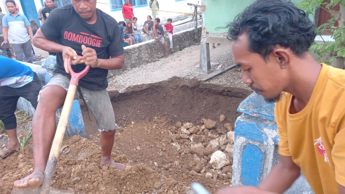 Rumah Warga Wakoko Tertimpa Longsor Sedalam 6 Meter Rumah Warga Wakoko Tertimpa Longsor Sedalam 6 Meter