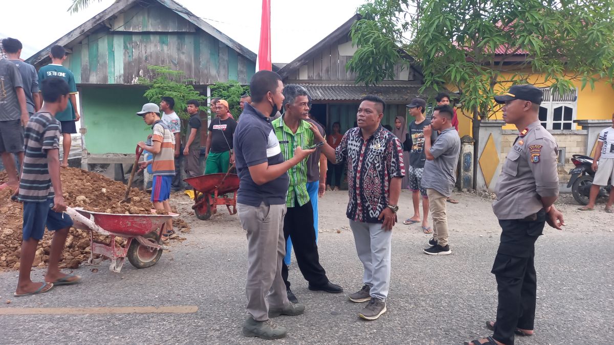 Rumah Warga Wakoko Tertimpa Longsor Sedalam 6 Meter Rumah Warga Wakoko Tertimpa Longsor Sedalam 6 Meter