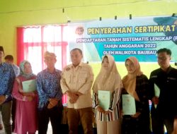 Walikota Baubau Serahkan Settifikat di Kodolomoko