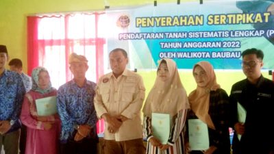 Walikota Baubau Serahkan Settifikat di Kodolomoko