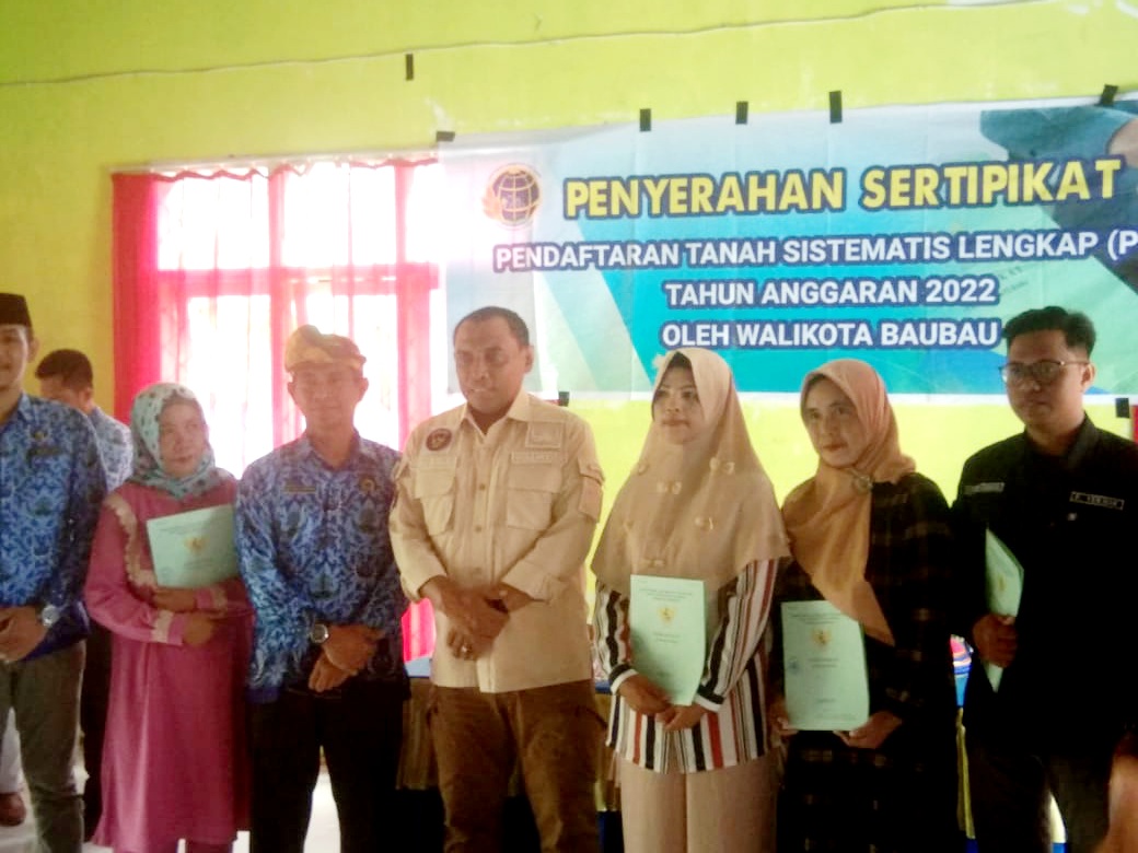 Walikota Baubau Serahkan Settifikat di Kodolomoko
