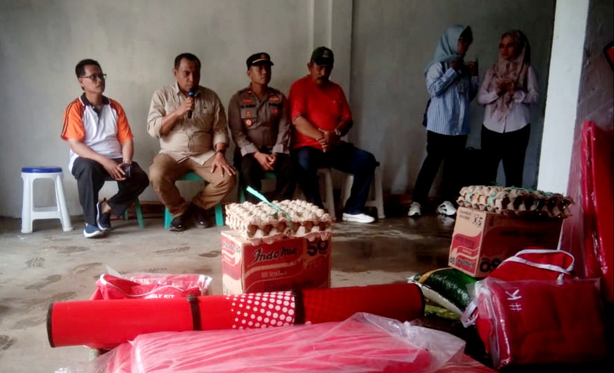 Wali Kota Baubau Serahkan Bantuan Kepada Korban Kebakaran di Ba'dia