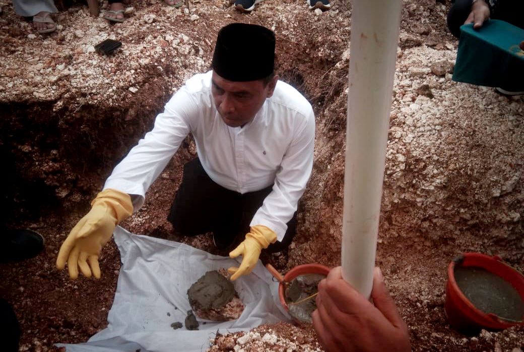 Walikota Baubau Letakkan Batu Pertama Pembangunan Mesjid Nur Rahmah