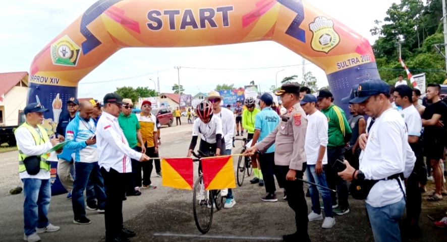 Wakili Kapolri, Kapolres Buton Membuka Secara Resmi Pertandingan Balap Sepeda Porprov XIV Sultra