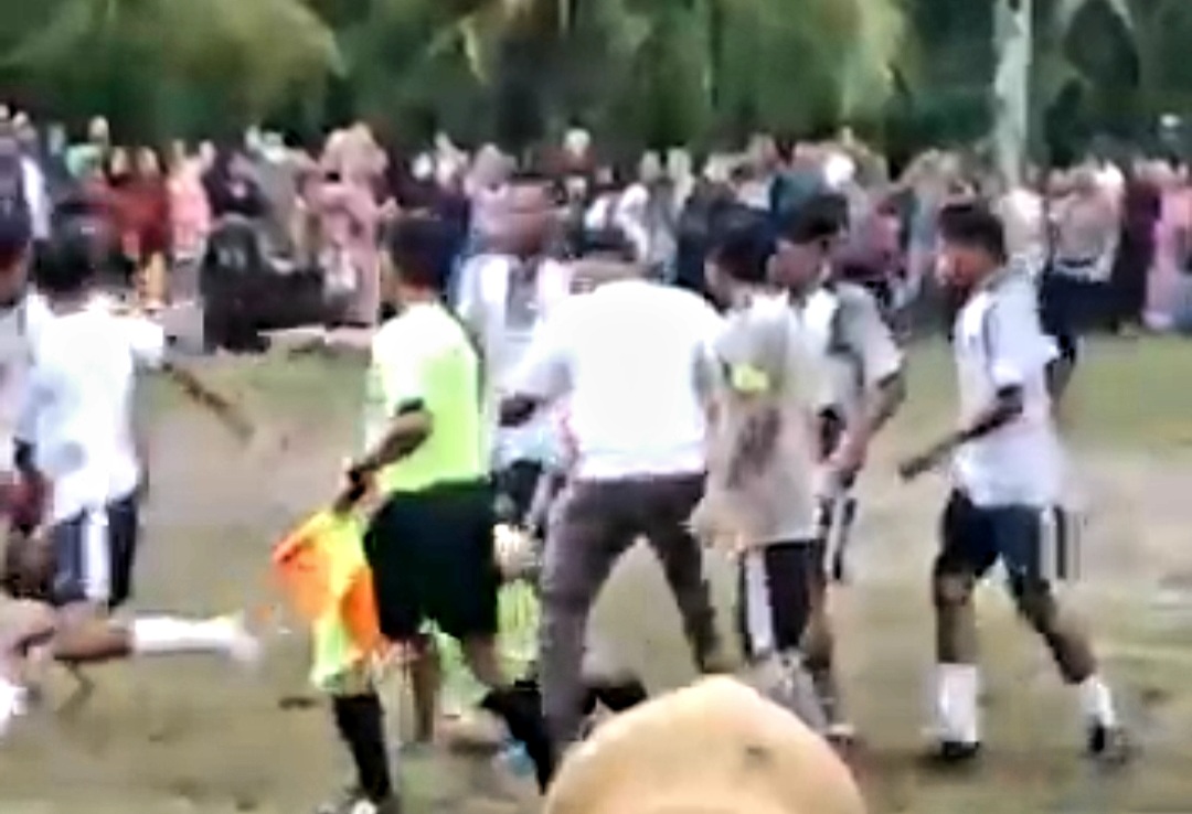 Pertandingan Sepakbola Porprov XIV Sultra Ricuh, Pemain dan Ofisial Keroyok Wasit