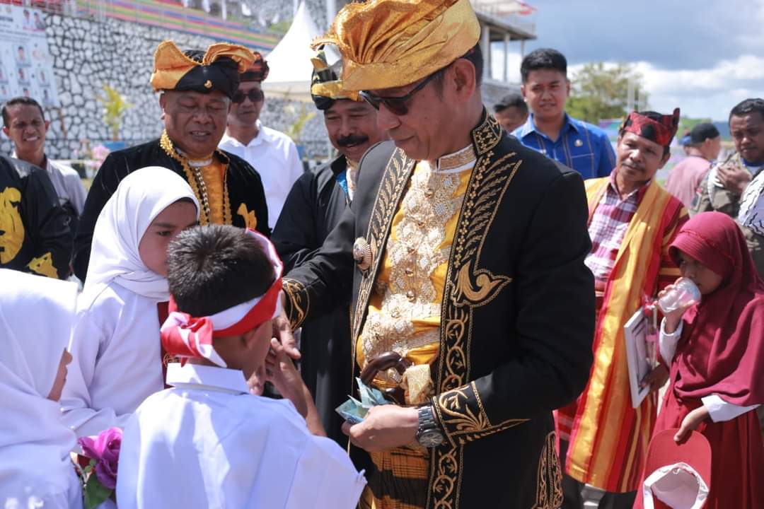 Peringati Hari Guru, Pj. Bupati Buton Bertekad Bebaskan Buton dari Blank Spot
