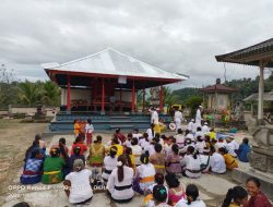 Masayarakat Hindu Desa Siomanuru Memperingati HUT Pura dengan Doa Bersama