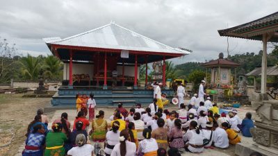 Masayarakat Hindu Desa Siomanuru Memperingati HUT Pura dengan Doa Bersama