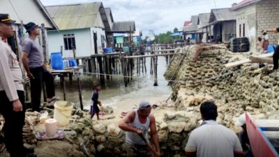 Ombak Besar, Tanggul Rumah Warga di Dusun Bajo Roboh