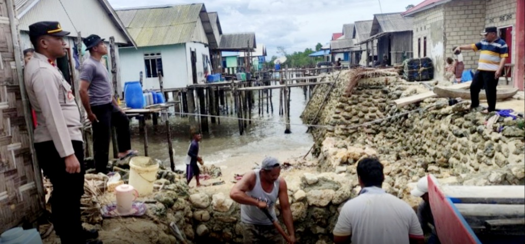 Ombak Besar, Tanggul Rumah Warga di Dusun Bajo Roboh