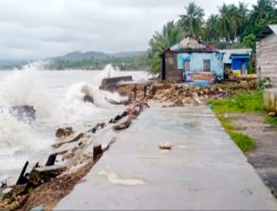 Gelombang Tinggi Menerjang Pesisir Pantai Banabungi, Nelayan Berhenti Melaut