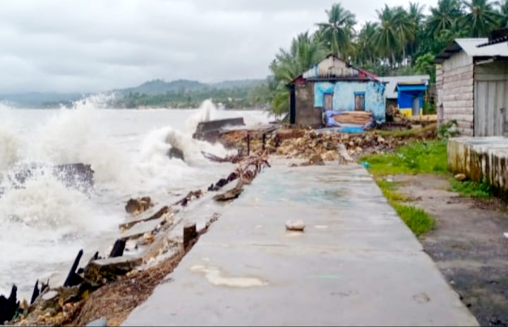 Gelombang Tinggi Menerjang Pesisir Pantai Banabungi, Nelayan Berhenti Melaut