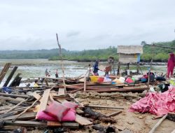 11 Rumah di Desa Bahari Makmur Rusak Dihantam Ombak Keras