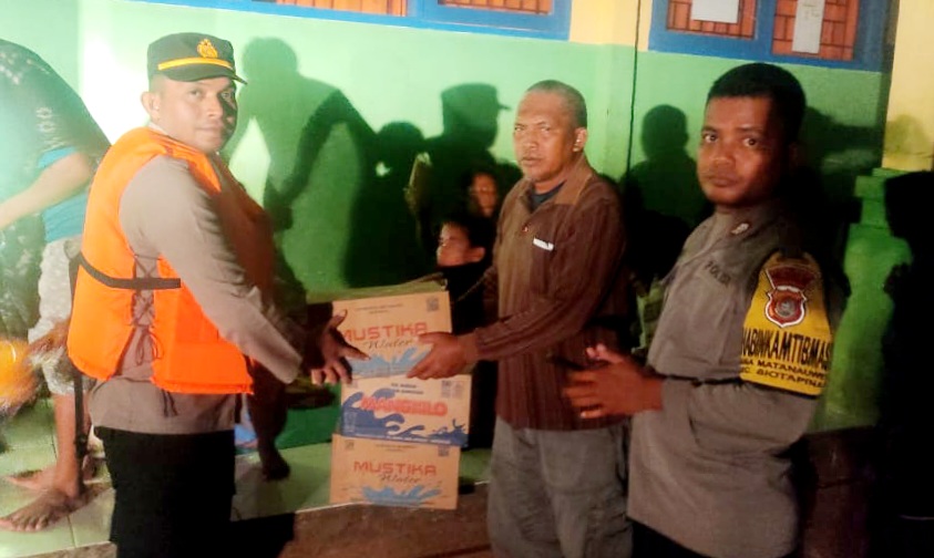 Ombak Terjang Permukiman, Warga Bajo Bahari Makmur Mengungsi di Sekolah Ombak Terjang Permukiman, Warga Bajo Bahari Makmur Mengungsi di Sekolah