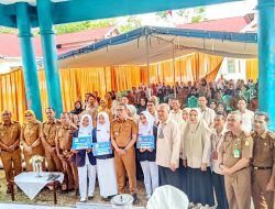 Pj Bupati Buton Serahkan Bantuan Beasiswa kepada Mahasiswa Poltekes D3 Keperawatan