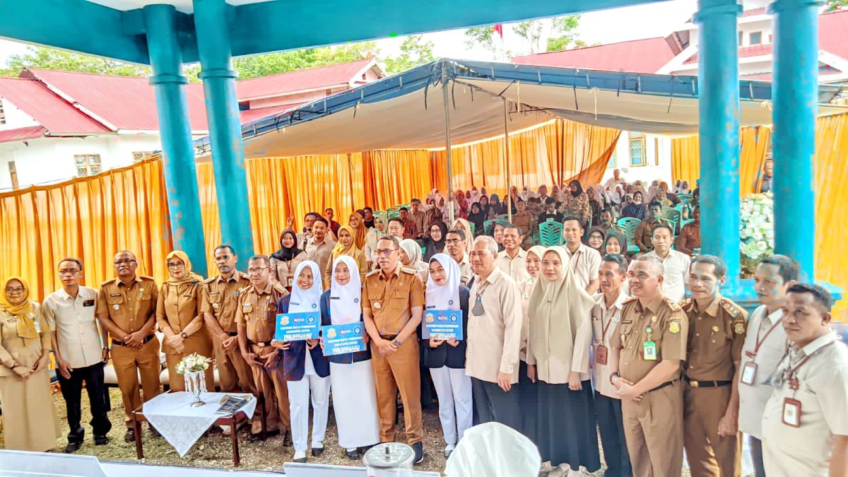 Pj Bupati Buton Serahkan Bantuan Beasiswa kepada Mahasiswa Poltekes D3 Keperawatan