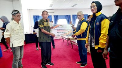 Pemda Buton Serahkan Bonus Atlet Porprov XIV Tahap I