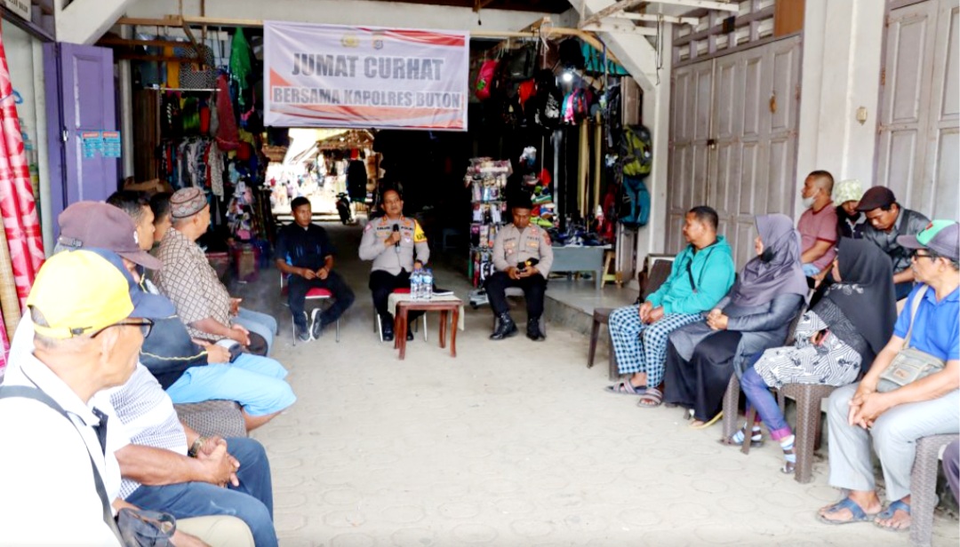 Gelar "Jumat Curhat" Kapolres Buton Kunjungi Warga di Pasar Sabho