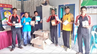 Pemdes, Bhabinkamtibmas, BPD Desa Wagari Bagikan Masker dan Hanzsenitaizer kepada Warga