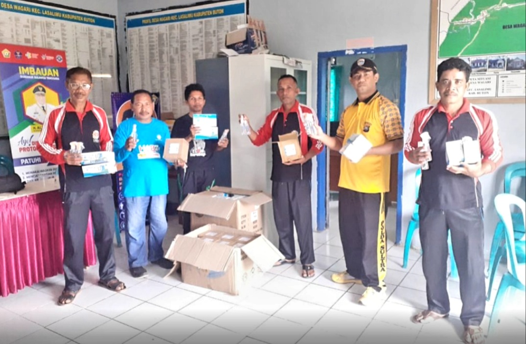 Pemdes, Bhabinkamtibmas, BPD Desa Wagari Bagikan Masker dan Hanzsenitaizer kepada Warga